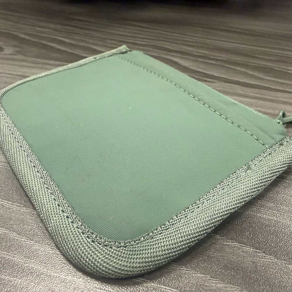Lululemon True Identity Card Case One Size Gray Eucalyptus - Pre-owned  - Picture 10 of 12